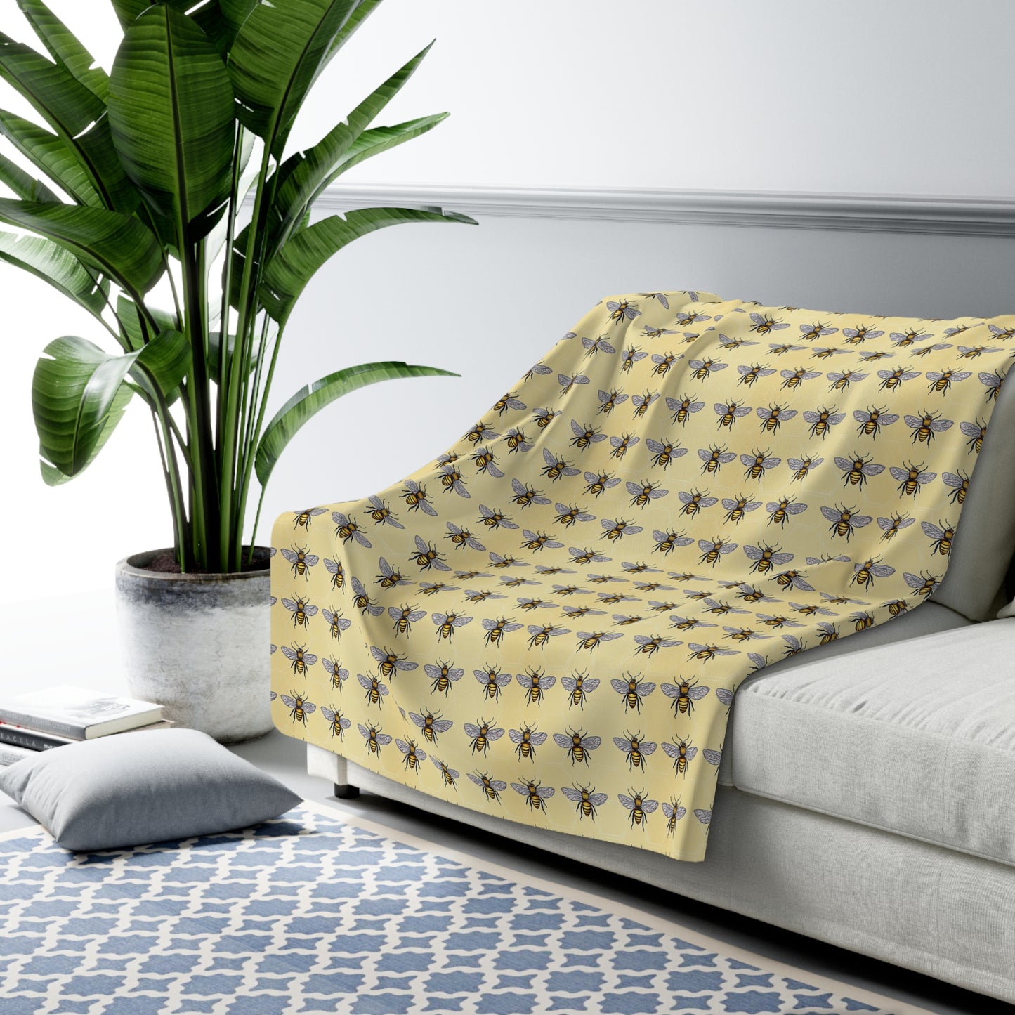Cozy Bee Pattern Sherpa Fleece Blanket, Soft Throw for Home Decor, Gift for Nature Lovers, Bee Lover Blanket, Warm Bedspread