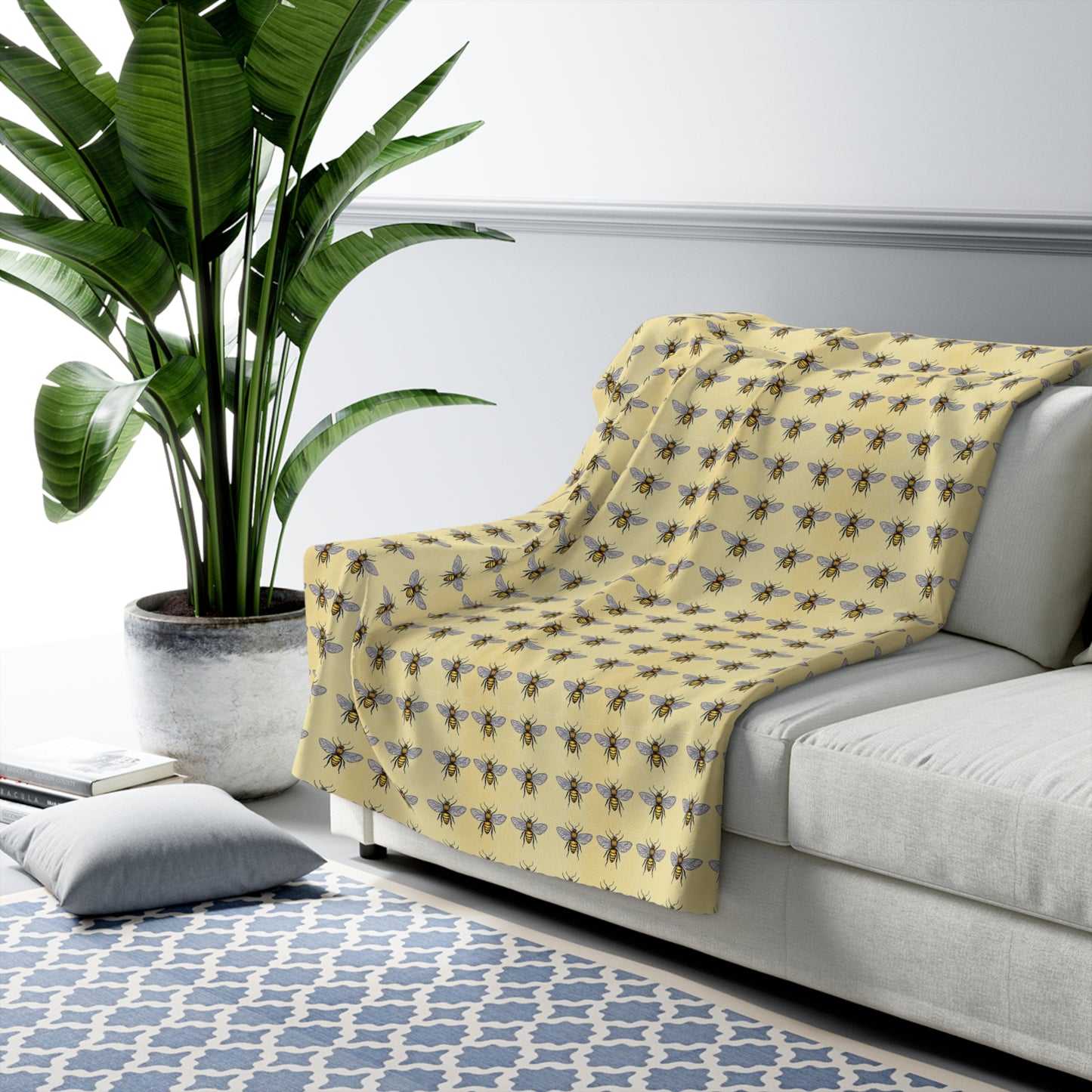 Cozy Bee Pattern Sherpa Fleece Blanket, Soft Throw for Home Decor, Gift for Nature Lovers, Bee Lover Blanket, Warm Bedspread