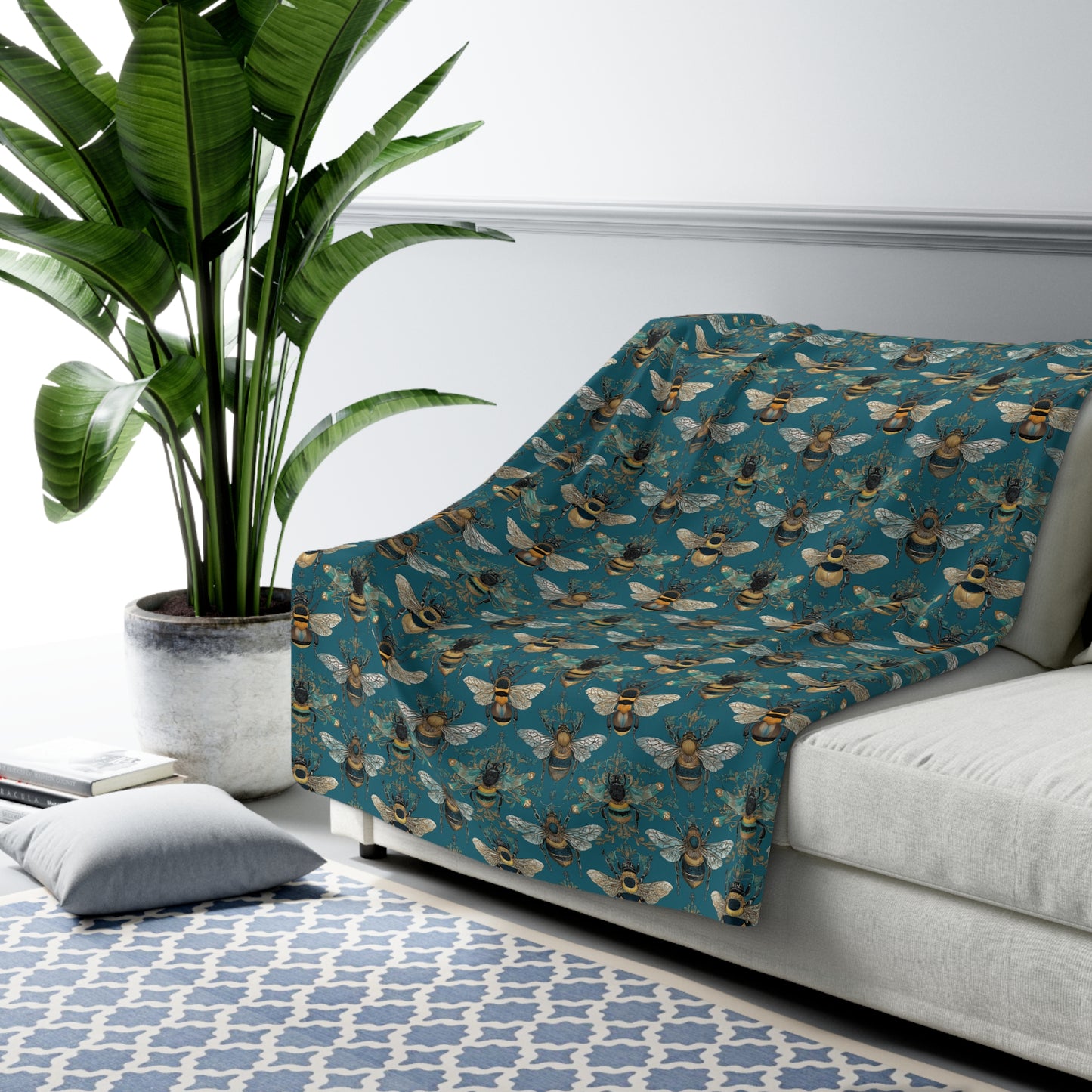 Soft Sherpa Fleece Blanket with Bee Design, Cozy Throw, Gift for Bee Lovers, Home Decor, Perfect for Winter